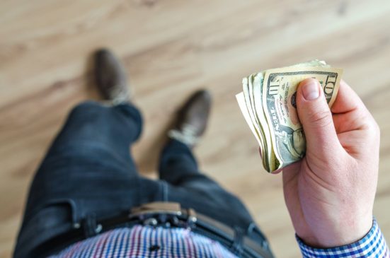 How Minimalist Living Helps You Save Money - 8 Simple Rules