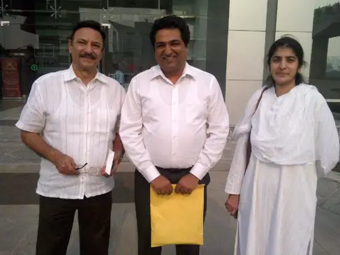 Tushar Kansal with her Sister Shivani (Left) and Suresh ji Oberoi (Right)