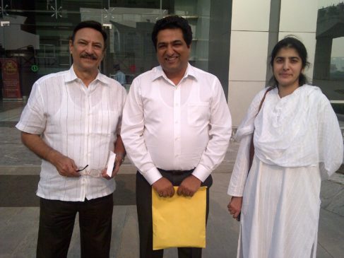 Tushar Kansal with her Sister Shivani (Left) and Suresh ji Oberoi (Right)